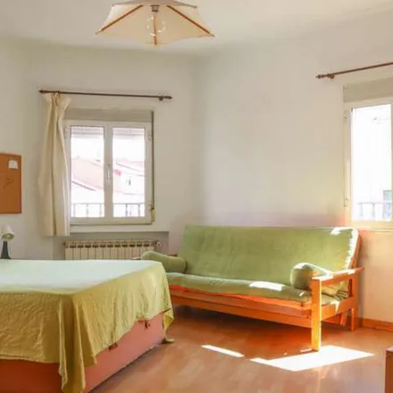 Rent this 3 bed apartment on Madrid in Calle de Olite, 7