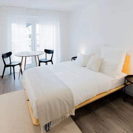 Rent this 2 bed apartment on Saalburgallee in 60385 Frankfurt, Germany