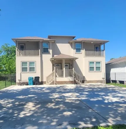 Rent this 3 bed house on 673 East 39th Street in Houston, TX 77022