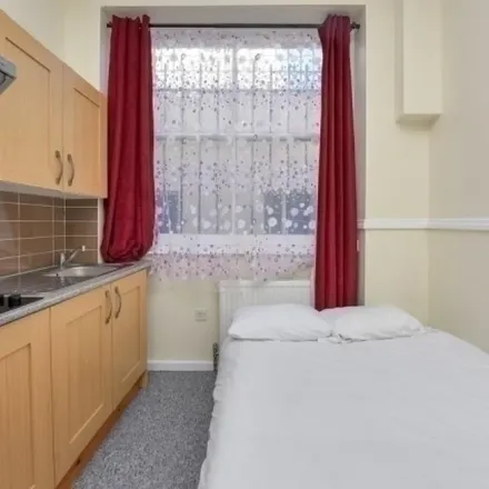 Image 4 - 4 Castletown Road, London, W14 9EX, United Kingdom - Apartment for rent