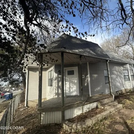 Rent this 3 bed house on 401 North Tom Avenue in Webb City, MO 64870