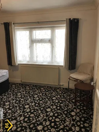 Image 7 - Cherrydown Vets, Cherrydown West, Basildon, SS16 5AT, United Kingdom - Townhouse for rent