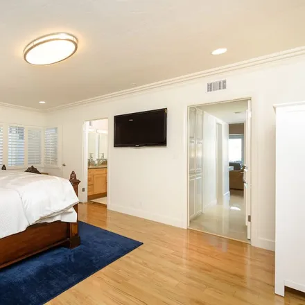Rent this 3 bed condo on Newport Beach