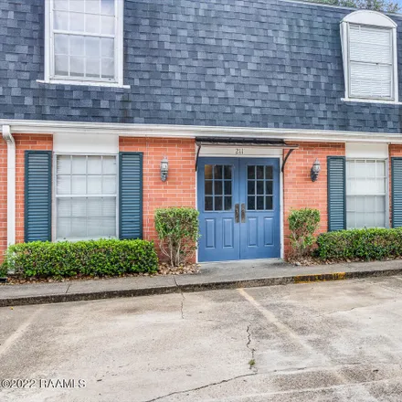 Rent this 2 bed condo on 211 Versailles Boulevard in Lafayette, LA 70501