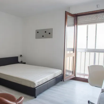 Rent this 4 bed room on Igreja de São Paulo do Viso in Rua Dom João de Azevedo, 4100-247 Porto