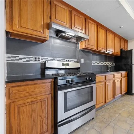 Image 7 - 21-62 24th Street, New York, NY 11105, USA - House for sale