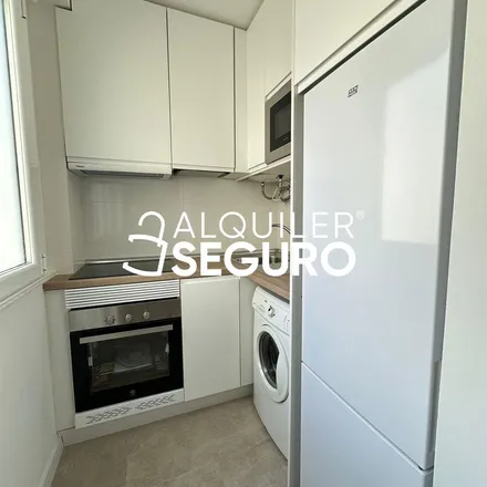 Image 9 - Calle Doctor Espina, 18, 28019 Madrid, Spain - Apartment for rent