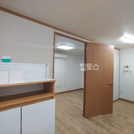 Rent this studio apartment on 서울특별시 강남구 역삼동 733-3