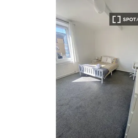 Rent this 3 bed room on 70 Priestfield Road in City of Edinburgh, EH16 5HT
