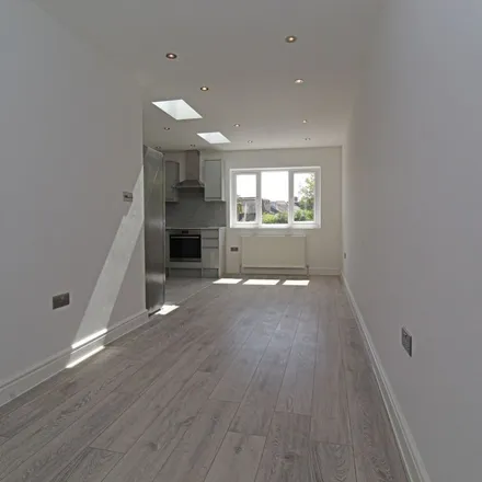 Image 5 - 347 Upper Richmond Road West, London, SW14 8QN, United Kingdom - Apartment for rent