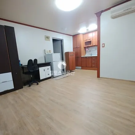 Rent this studio apartment on 서울특별시 관악구 봉천동 877-22
