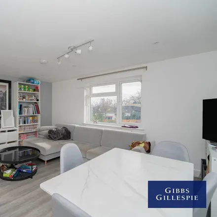 Image 2 - Saxon Drive, London, W3 0NX, United Kingdom - Apartment for rent