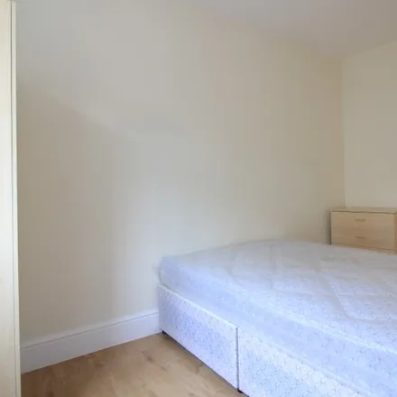 Rent this 3 bed room on Mathieson Court in King James Street, London