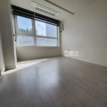 Rent this studio apartment on 서울특별시 강남구 청담동 34-13