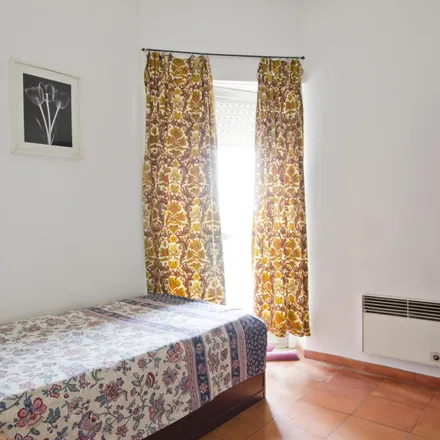 Rent this 4 bed room on Vale Escuro in Avenida Mouzinho de Albuquerque, 1170-284 Lisbon