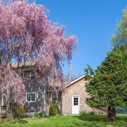 Rent this 4 bed house on 42 Toilsome Lane in Jericho, Village of East Hampton