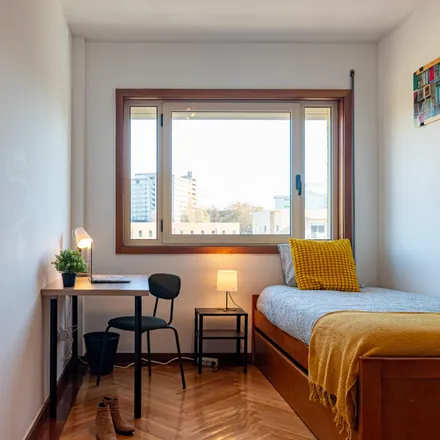 Rent this 5 bed room on A lavandaria self service in Rua de São Tomé 1064, 4200-491 Porto