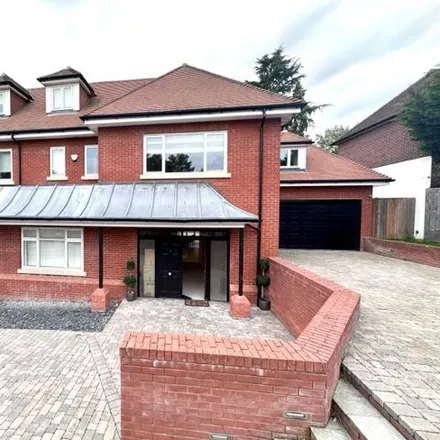 Rent this 6 bed house on Wood Ride in London, EN4 0LL