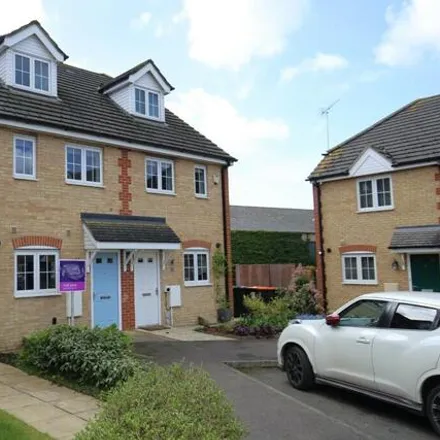 Buy this 3 bed townhouse on Sovereign Close in Leighton Buzzard, LU7 1FT