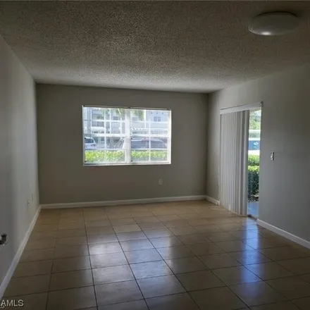 Image 2 - 3407 Winkler Avenue, Fort Myers, FL 33901, USA - Condo for rent