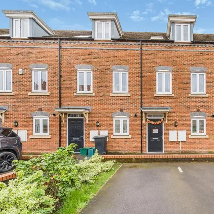 Rent this 4 bed townhouse on Boundary Road in Newbury, RG14 5QE