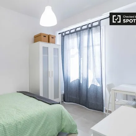 Rent this 4 bed room on Carrer del Marí Sirera in 6, 46011 Valencia