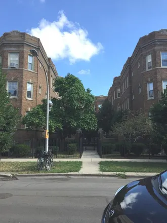 Rent this studio house on 814-826 West Sunnyside Avenue in Chicago, IL 60613