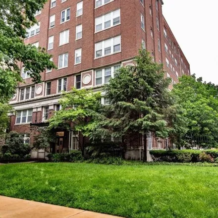 Image 2 - 5330 Pershing Avenue, St. Louis, MO 63112, USA - Condo for sale