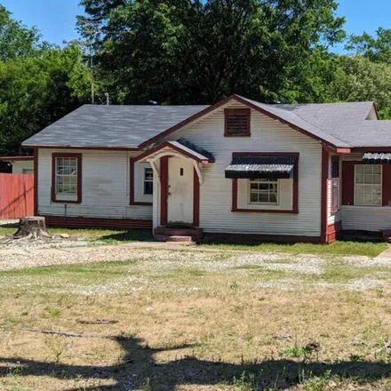 Buy this 3 bed house on 1384 West 9th Street in Texarkana, TX 75501