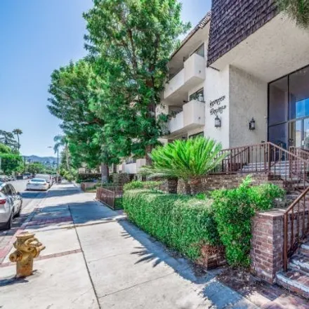 Buy this 3 bed condo on 5317 Yarmouth Avenue in Los Angeles, CA 91316