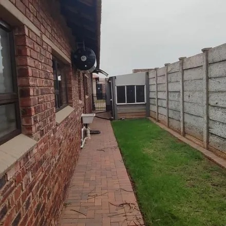 Image 2 - Monica Avenue, Flamwood, Klerksdorp, 2571, South Africa - Townhouse for rent