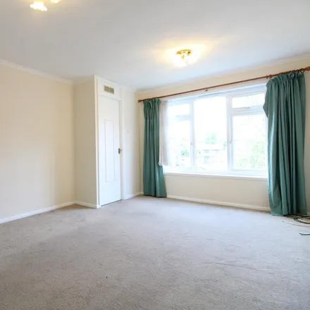 Image 3 - Spencer Way, Salfords, RH1 5DQ, United Kingdom - Townhouse for rent