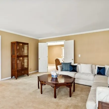 Image 4 - 2242 North Charter Point Drive, Arlington Heights, IL 60004, USA - House for sale