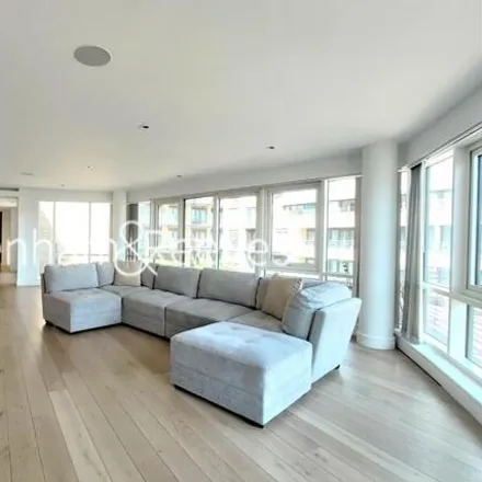 Rent this 3 bed room on Thompson Cavendish in Kew Bridge Road, Strand-on-the-Green