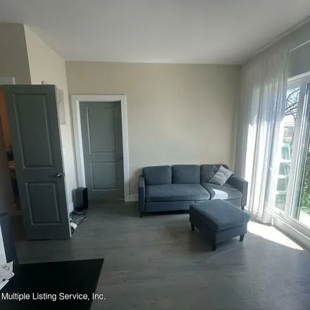 Rent this 2 bed apartment on 33 Ridgefield Avenue in New York, NY 10304