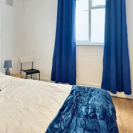 Rent this 5 bed room on Earlsfield House in Swaffield Road, London