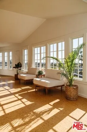 Image 4 - 4018 Cumberland Avenue, Los Angeles, CA 90027, USA - House for sale