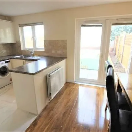 Rent this 5 bed townhouse on Keats Close in London, SE1 5TZ