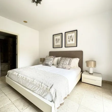 Rent this 3 bed apartment on Restaurante La Casa del Rey in Calle Santa Ana, 29680 Estepona