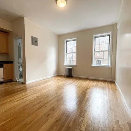 Image 2 - West 14th Street & 6th Avenue, West 14th Street, New York, NY 10011, USA - Townhouse for rent