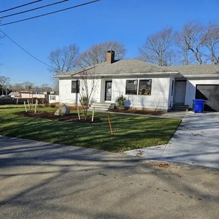 Buy this 2 bed house on 6 Overhill Road in Warren, RI 02885