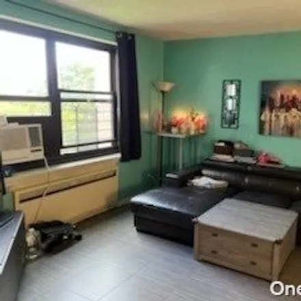 Image 6 - 210-10 75th Avenue, New York, NY 11364, USA - Apartment for rent