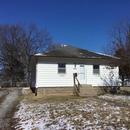 Buy this 2 bed house on 798 Illinois Avenue in Murphysboro, IL 62966