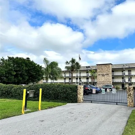 Buy this 2 bed condo on 6094 12th Street South in Saint Petersburg, FL 33705