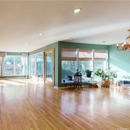 Image 2 - 82-50 Surrey Place, New York, NY 11432, USA - House for sale