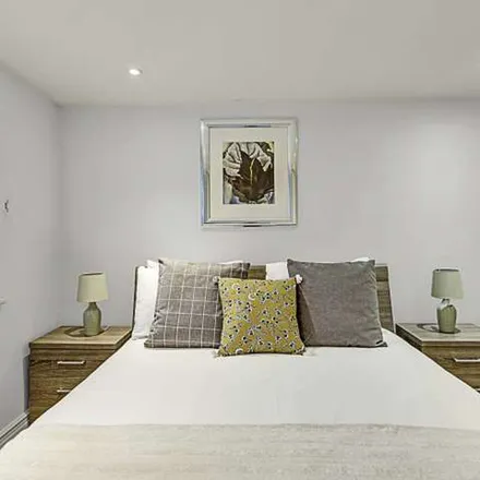 Image 2 - The Georgian, 27 Balham Hill, London, SW12 9DX, United Kingdom - Apartment for rent