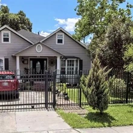 Buy this 3 bed house on 564 West 24th Street in Houston, TX 77008