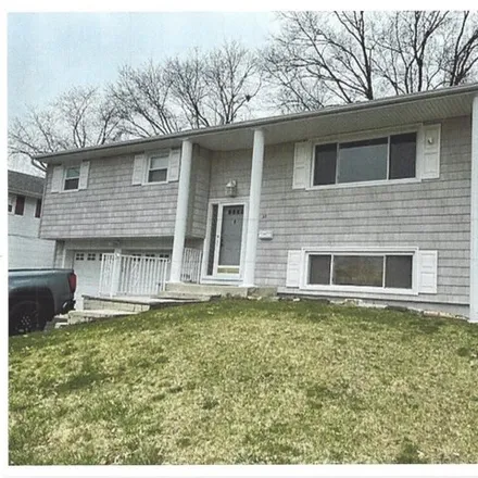 Rent this 4 bed house on 77 Barlow Road in Lindenau, Edison