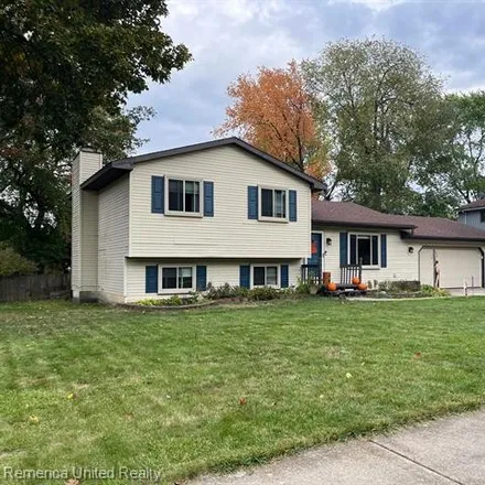 Buy this 3 bed house on 2692 Maplecrest Drive in Waterford Township, MI 48329