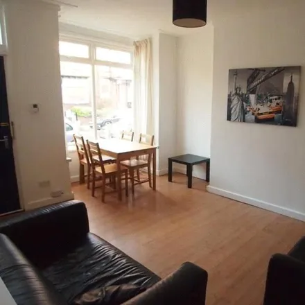 Rent this 3 bed townhouse on Trelawn Avenue in Leeds, LS6 3JN